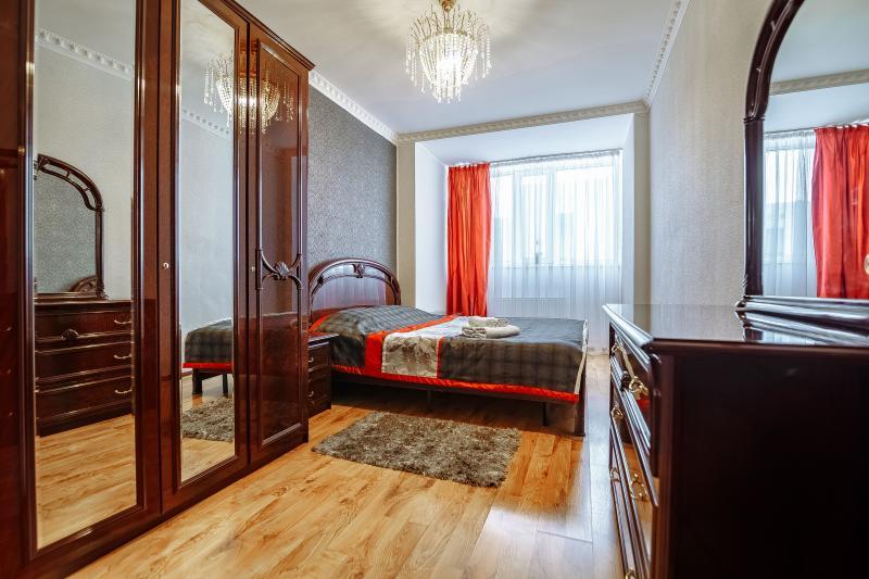Сдам квартиру в районе (Сарыаркинcкий): 3 комнатная посуточно Абу Даби Плаза - снять квартиру на Nedvizhimostpro.kz