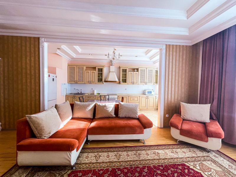 Сдам квартиру в районе (Алматинcкий): 3 комнатная квартира посуточно на Кабанбай батыра 40 - снять квартиру на Nedvizhimostpro.kz