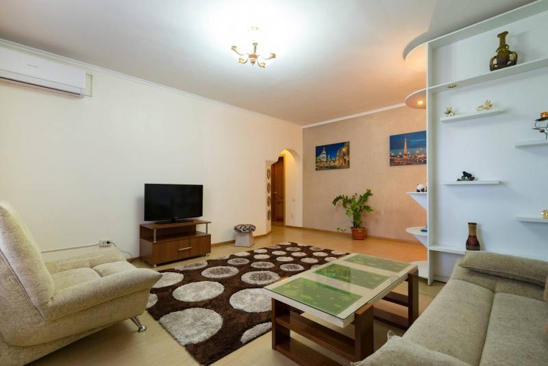 Сдам квартиру в районе (Медеуский): 4 комнатная квартира посуточно в мкр Самал-2   - снять квартиру на Nedvizhimostpro.kz